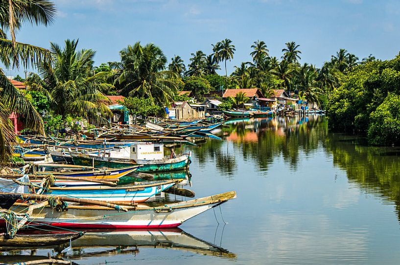 Bateaux de pêche dans la lagune de Negombo, au Sri Lanka, sous un ciel nuageux. par Dieter Walther