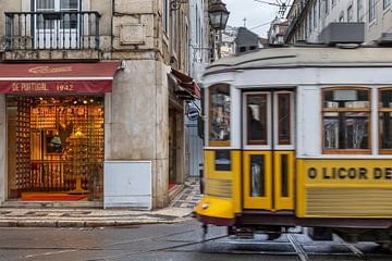 Straatbeeld Lissabon met gele tram van Sander Groenendijk
