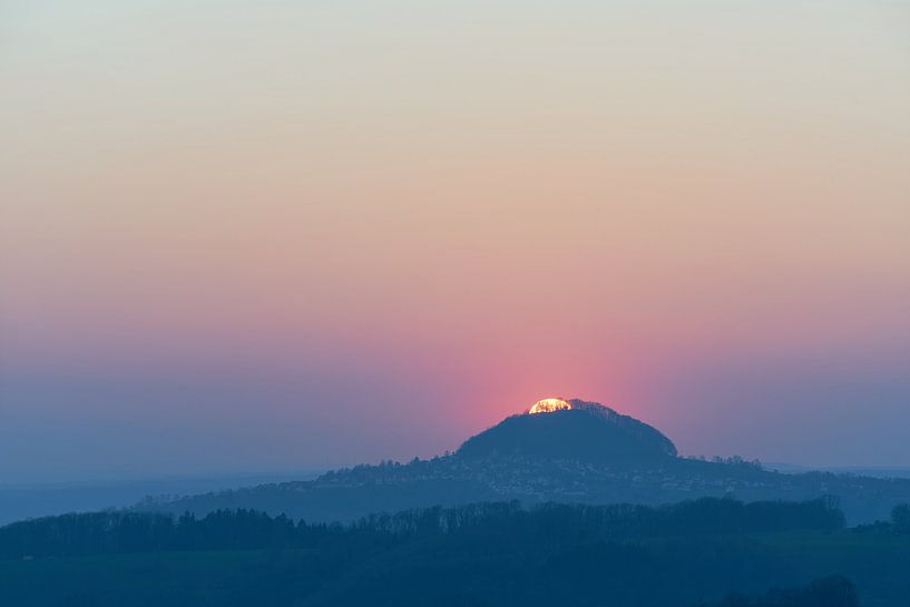 Sonnenball überm Hohenstaufen von Max Schiefele