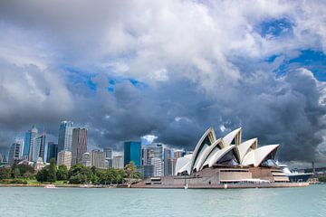 Donkere wolken boven Sydney Opera House, Australië van The Book of Wandering