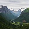 De groene vallei van Hjelle omringd door bergen in Noorwegen van iPics Photography