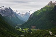 De groene vallei van Hjelle omringd door bergen in Noorwegen van iPics Photography thumbnail