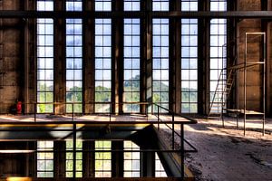 Symétrie des fenêtres d'une usine délabrée sur Sven van der Kooi (kooifotografie)