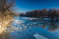 Ondiepe plek in de rivier de Isar in München met ijs op rotsen op een van Robert Ruidl thumbnail
