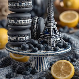 Stillleben im Delfter Blau-Stil mit dem Eiffelturm, Macarons, Heidelbeeren und Zitronen von Studio Ypie