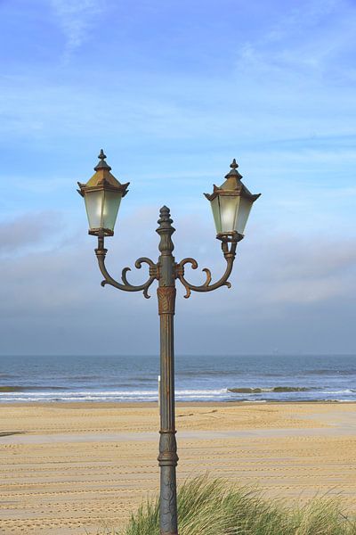Laternenpfahl am Strand von Scheveningen von Jurjen Jan Snikkenburg