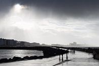 De strekdam van Oostende in de storm in de winter, België van Jochem Oomen thumbnail