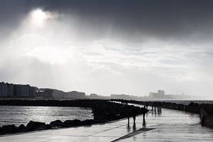 Le brise-lames d'Ostende en tempête en hiver