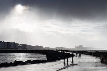 De strekdam van Oostende in de storm in de winter, België van Jochem Oomen