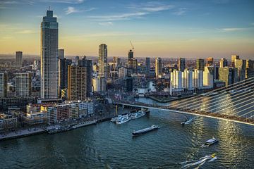 Bruisend Rotterdam in avondlicht van Willem Woudenberg / Photobywim