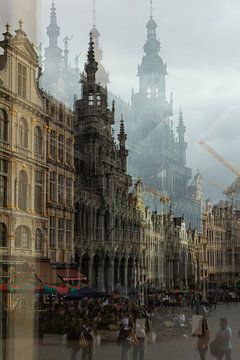 Der Brüsseler Grand Place spiegelt sich im Fenster von Jochem Oomen