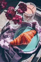 Croissant au petit-déjeuner avec smoothie