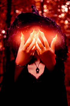 Hexe mit feurigen Händen