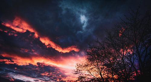 Dageraad in de lente met spectaculaire wolken...Het oog van God