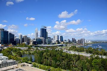 Perth skyline op een heldere dag van Frank's Awesome Travels