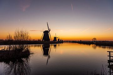 Molens bij Kinderdijk vlak voor zonsopkomst.