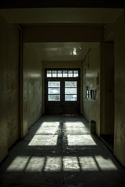 Couloir d'immeuble abandonné en contre-jour sur Alexander Baumann