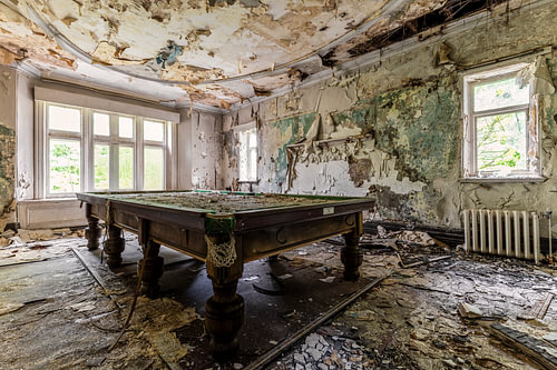 Biljarttafel in een verlaten kasteel - VK