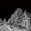 Hoofdstraat van Berlikum, Friesland,  met kerk, in zwart - wit van Harrie Muis thumbnail