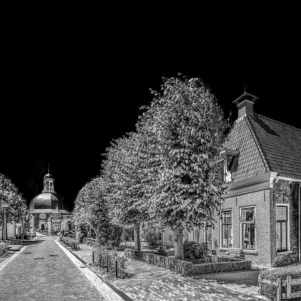 Hoofdstraat van Berlikum, Friesland,  met kerk, in zwart - wit van Harrie Muis