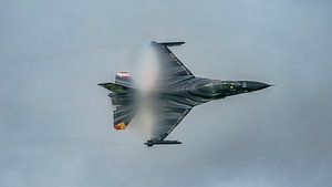 Belgian F-16 Demo Team : le Dark Falcon.