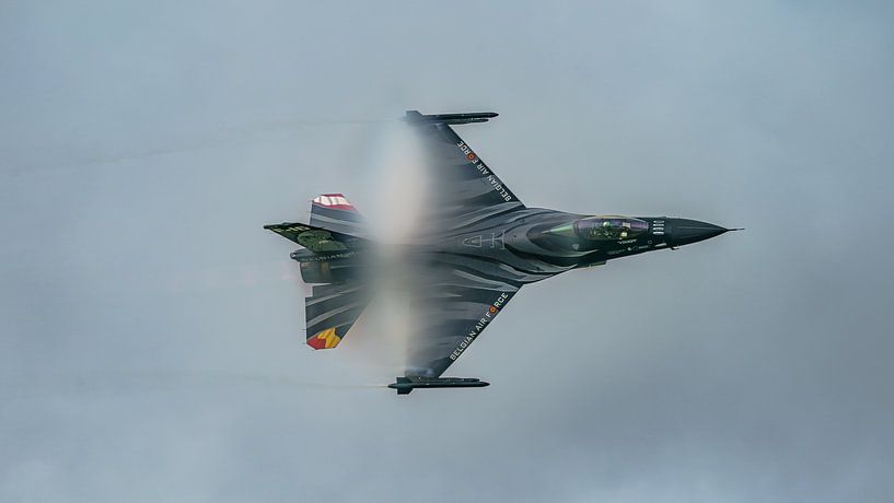 Belgian F-16 Demo Team: the Dark Falcon. by Jaap van den Berg