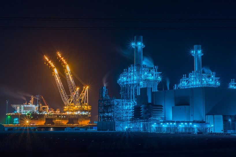 Magnumcentrale met Saipem 7000 in Eemshaven van Jan Georg Meijer