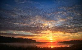 zonsopkomst....zon..ochtend ..rood.. gee..l oranje..water blauw.. wolken