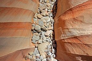 Kieselsteine zwischen den Felsen von Antwan Janssen