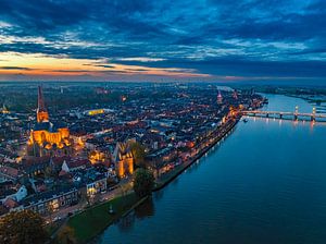 Kampen am Ufer des Flusses IJssel bei Sonnenuntergang