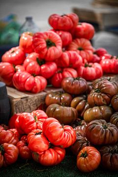 Mooie grote rijpe tomaten op een Franse markt van Frans Scherpenisse