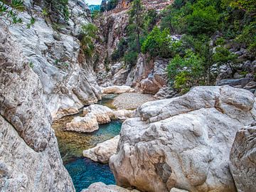 Fließendes Wasser mit schönen Felsen. von Nature Life Ambience