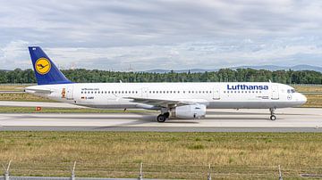 Lufthansa Airbus A321-200 passenger aircraft.