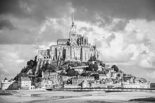 Mont Saint-Michel in schwarz und weiß, bildfüllend