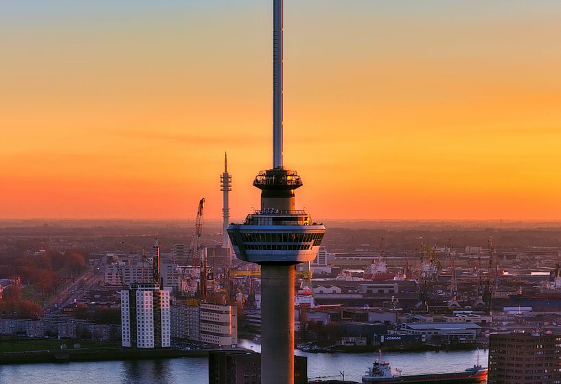 De Euromast in Rotterdam tijdens zonsondergang par Roy Poots