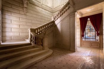 Marmer Treppe im verlassenen Schloss.