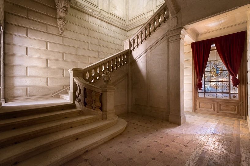 Trappenhuis in Verlaten Kasteel. van Roman Robroek