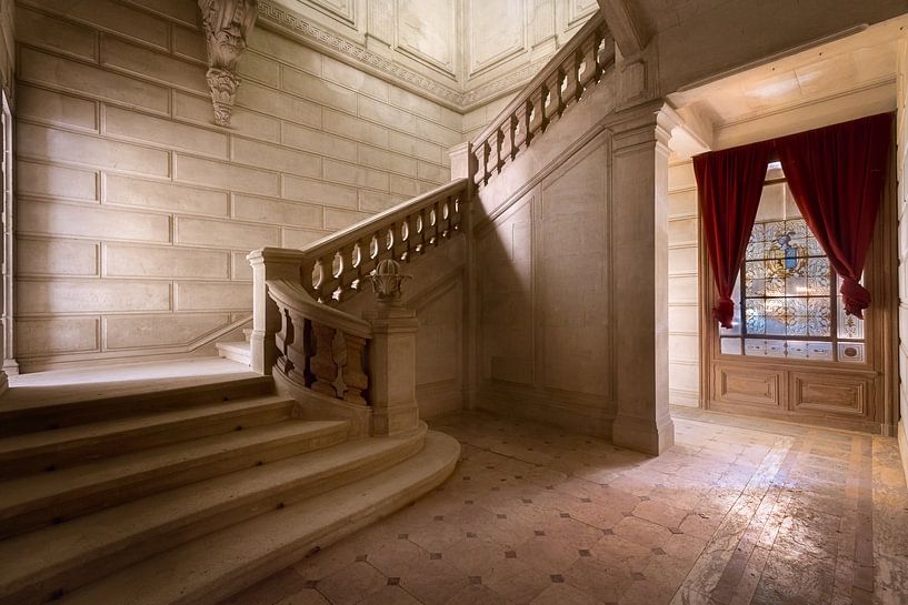 Trappenhuis in Verlaten Kasteel. van Roman Robroek - Foto's van Verlaten Gebouwen