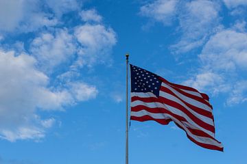 Wapperende vlag van de verenigde staten van amerika met blauwe lucht van adventure-photos
