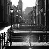 Tegenlicht in Utrecht: De Drift in Utrecht in zwartwit met sterk tegenlicht richting de Nobelstraat. van De Utrechtse Grachten