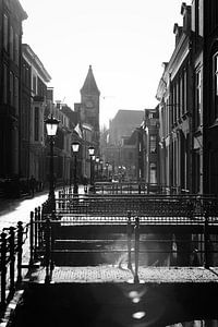 Tegenlicht in Utrecht: De Drift in Utrecht in zwartwit met sterk tegenlicht richting de Nobelstraat. van André Blom Fotografie Utrecht