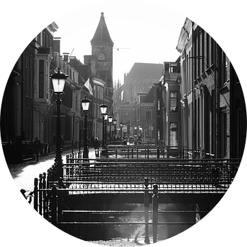 Tegenlicht in Utrecht: De Drift in Utrecht in zwartwit met sterk tegenlicht richting de Nobelstraat. van André Blom Fotografie Utrecht