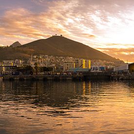 Gouden uur bij de V&A Waterfront, Kaapstad, Zuid-Afrika. van Stef Kuipers