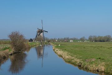 Schöne Windmühle in Kinderdijk mit einer schönen Spiegelung im Wasser