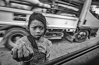 MANDELAY,MYANMAR DECEMBER 13 2015  - Jonge bedelaarster in Mandelay van Wout Kok thumbnail