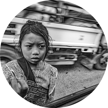 MANDELAY,MYANMAR DECEMBER 13 2015  - Jonge bedelaarster in Mandelay van Wout Kok
