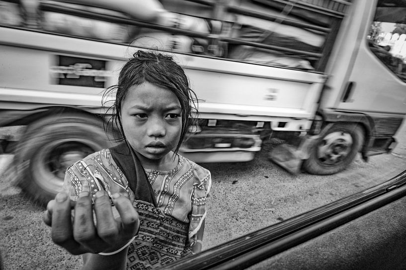 MANDELAY,MYANMAR DECEMBER 13 2015  - Jonge bedelaarster in Mandelay van Wout Kok