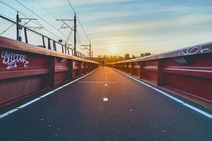 Fietspad langs spoorbrug bij zonsondergang | Hanzeboog Zwolle