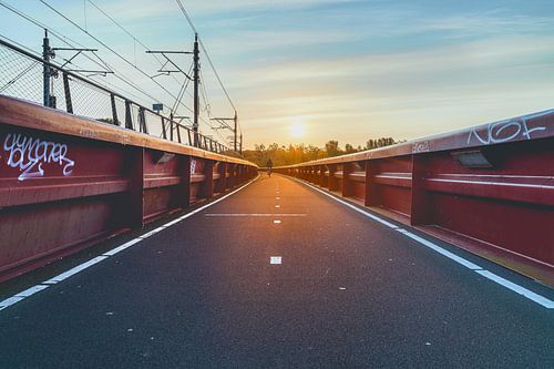 Radweg entlang der Eisenbahnbrücke bei Sonnenuntergang | Hanzeboog Zwolle von Fotografiecor .nl