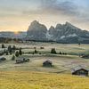 Lever de soleil sur l'Alpe de Siusi en automne sur Michael Valjak